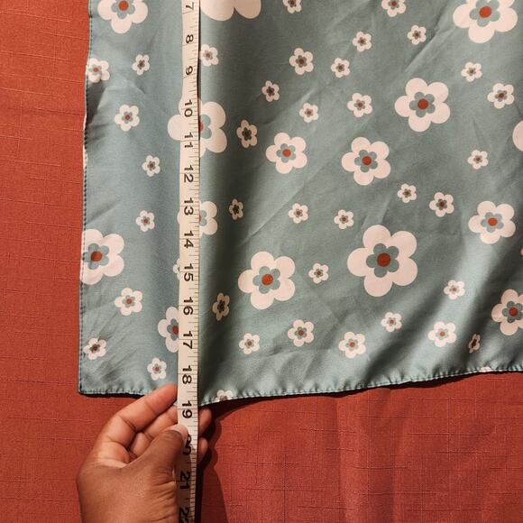 Satin Floral Men’s Pocket Square Handkerchief Green & White 19in x 19in - Picture 3 of 5